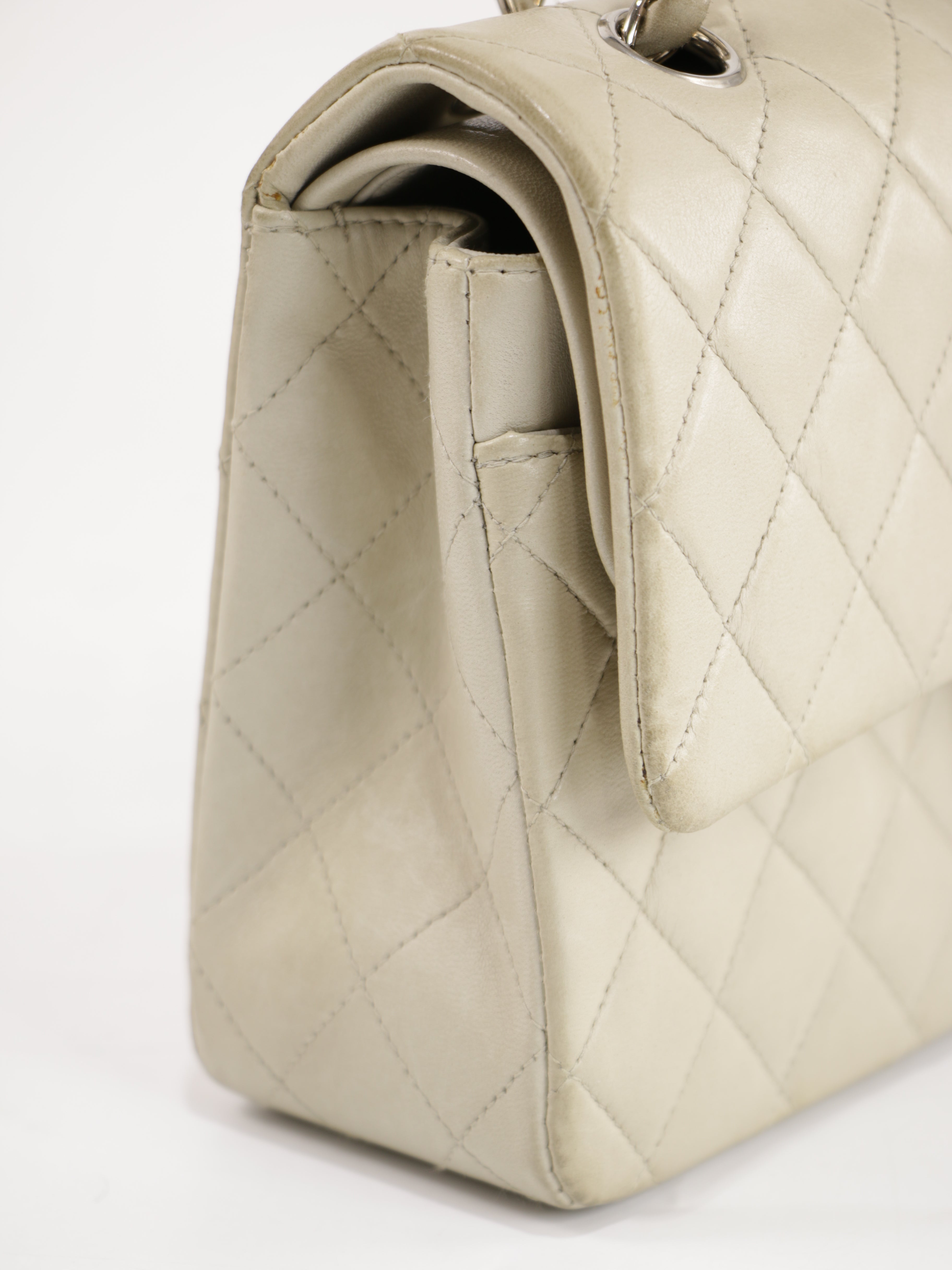 Medium Classic Flap