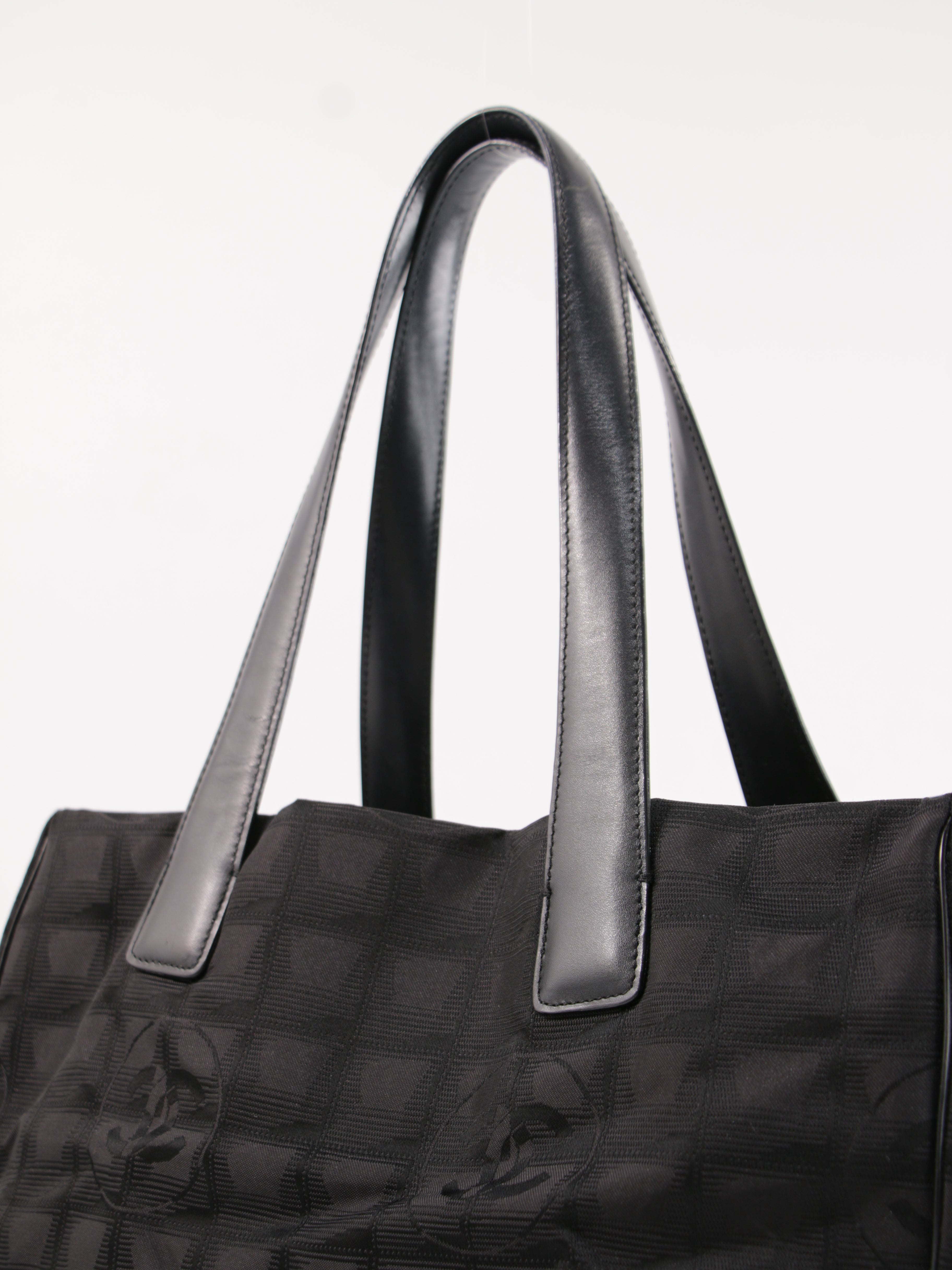 Medium New Travel Line Tote