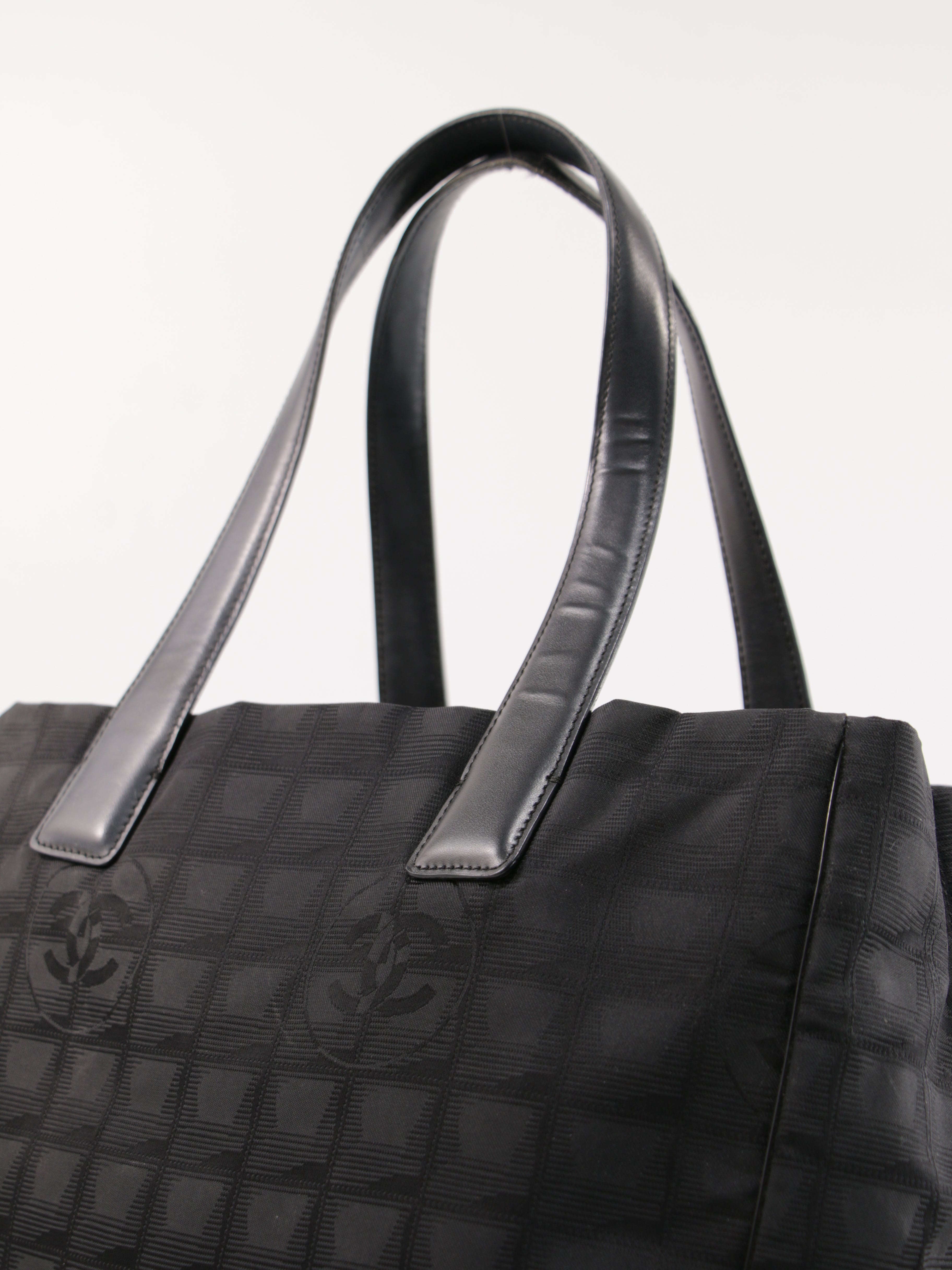Medium New Travel Line Tote