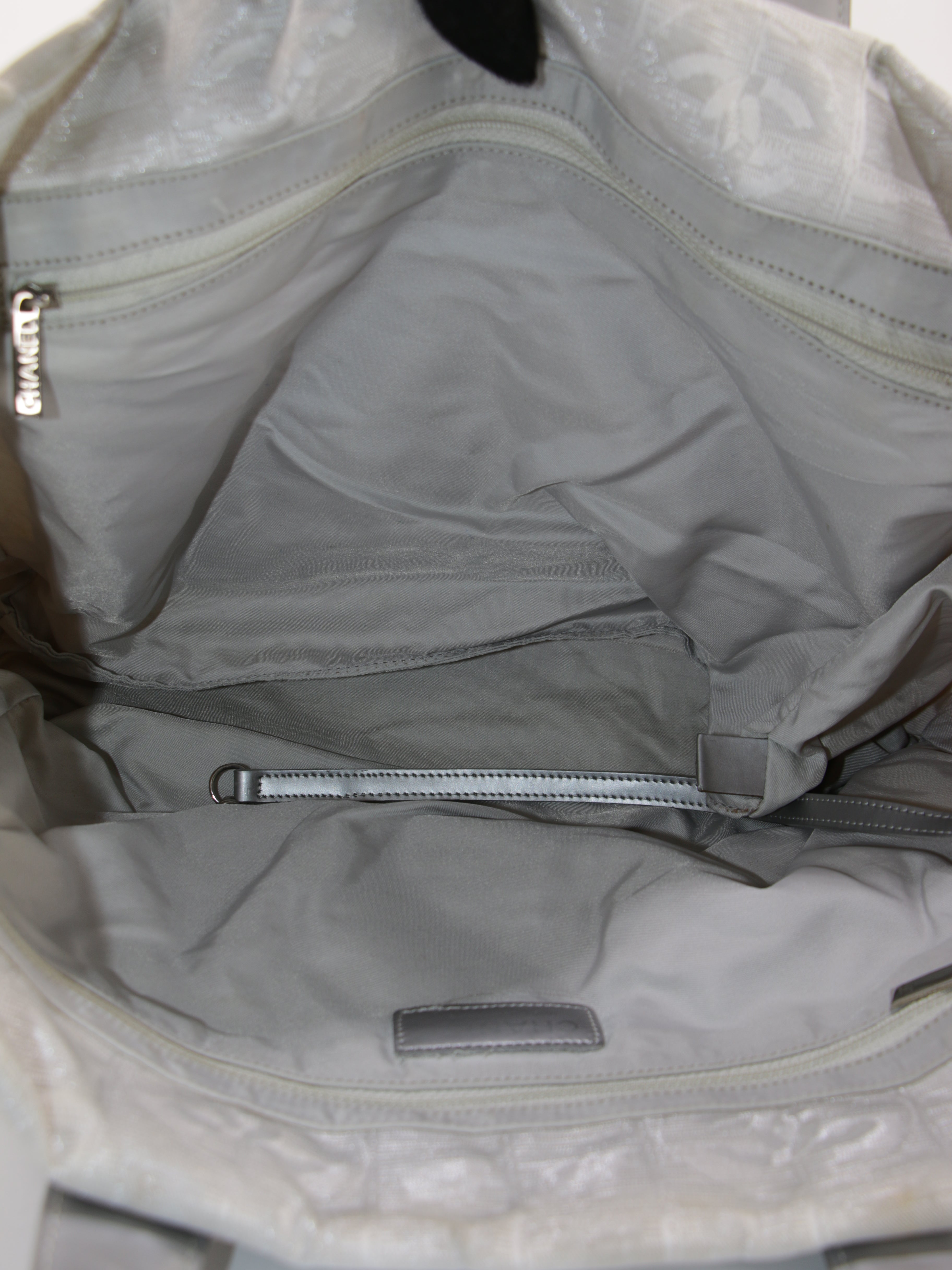 Medium New Travel Line Tote