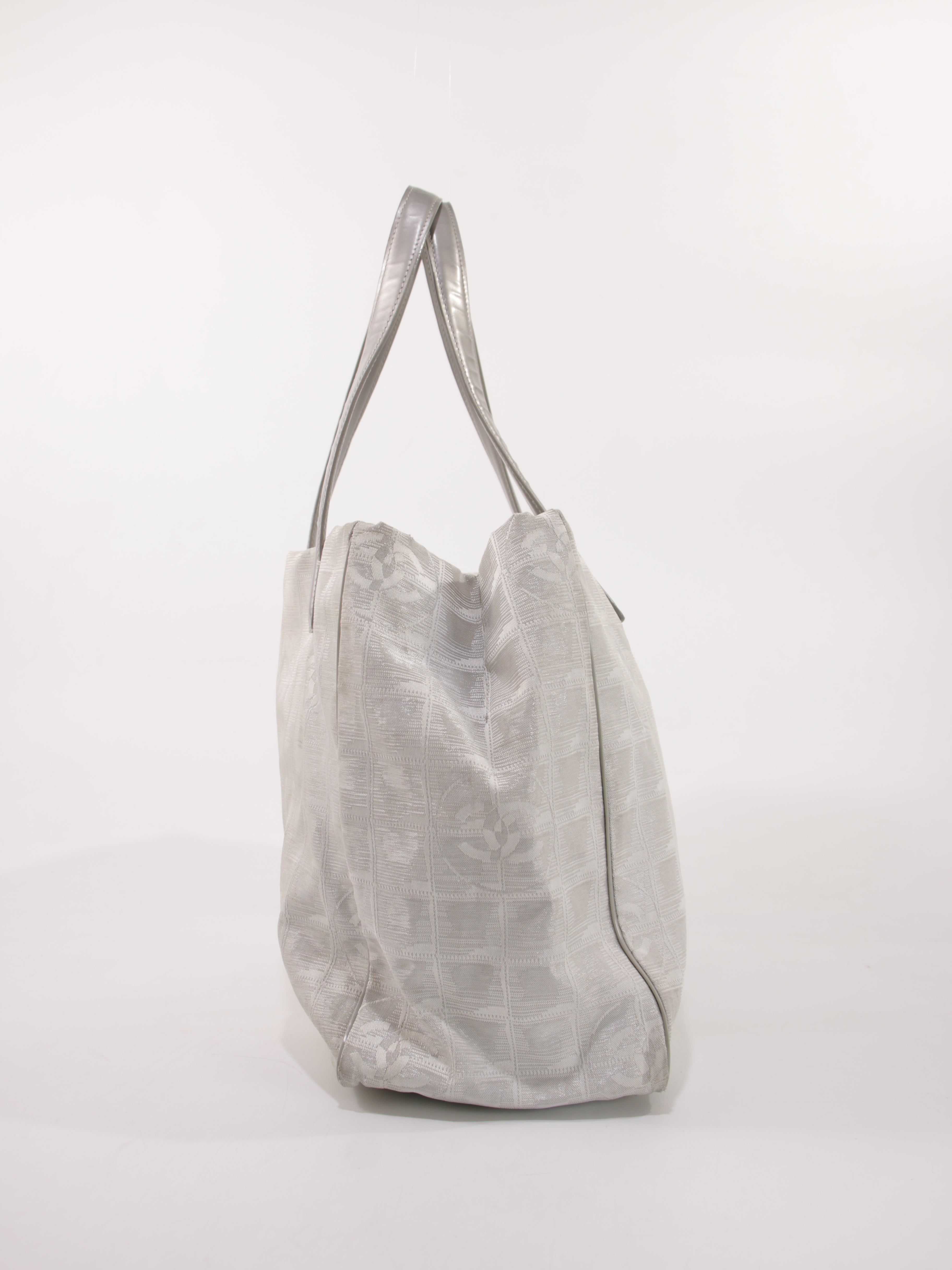 Medium New Travel Line Tote