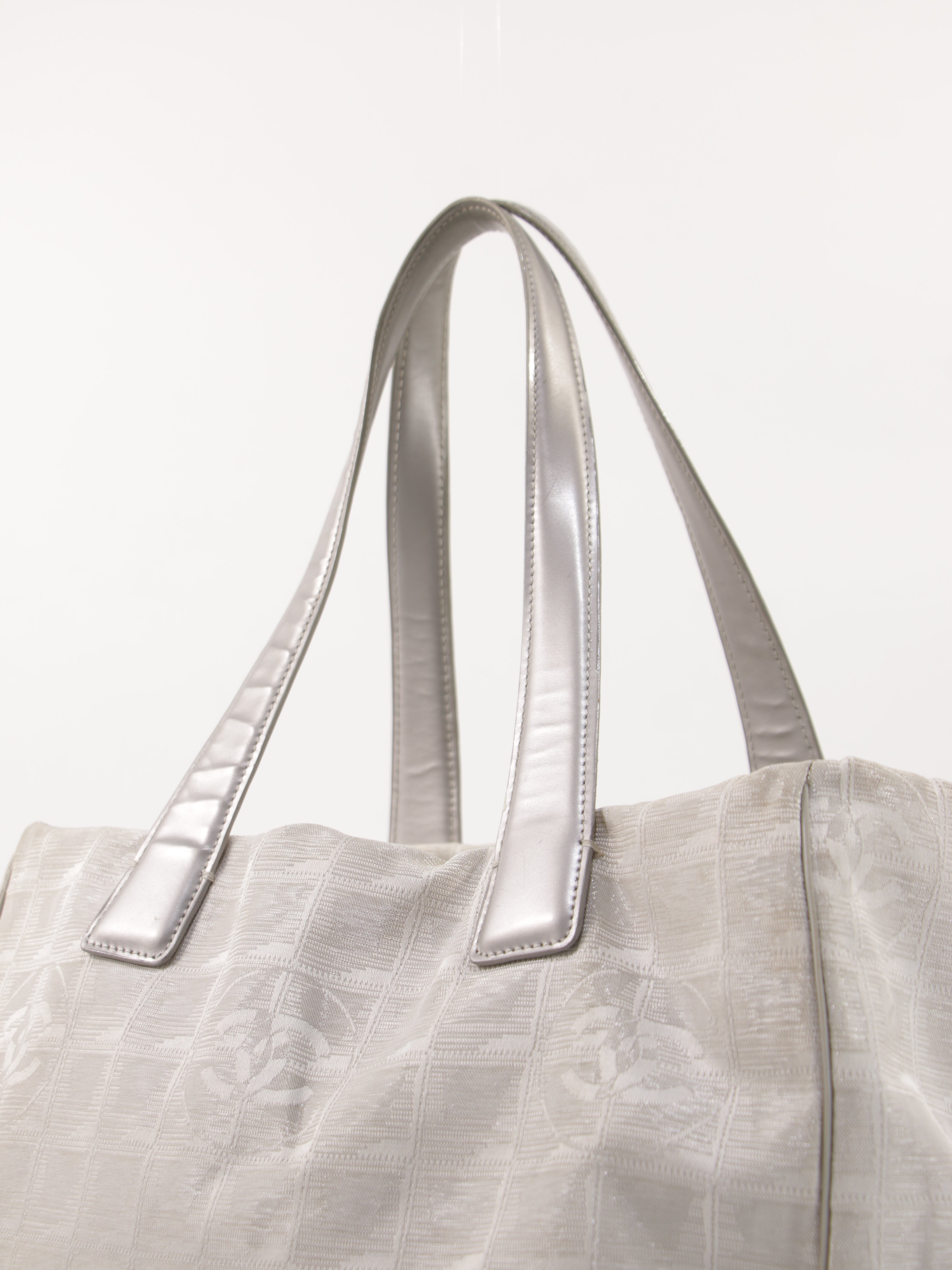 Medium New Travel Line Tote