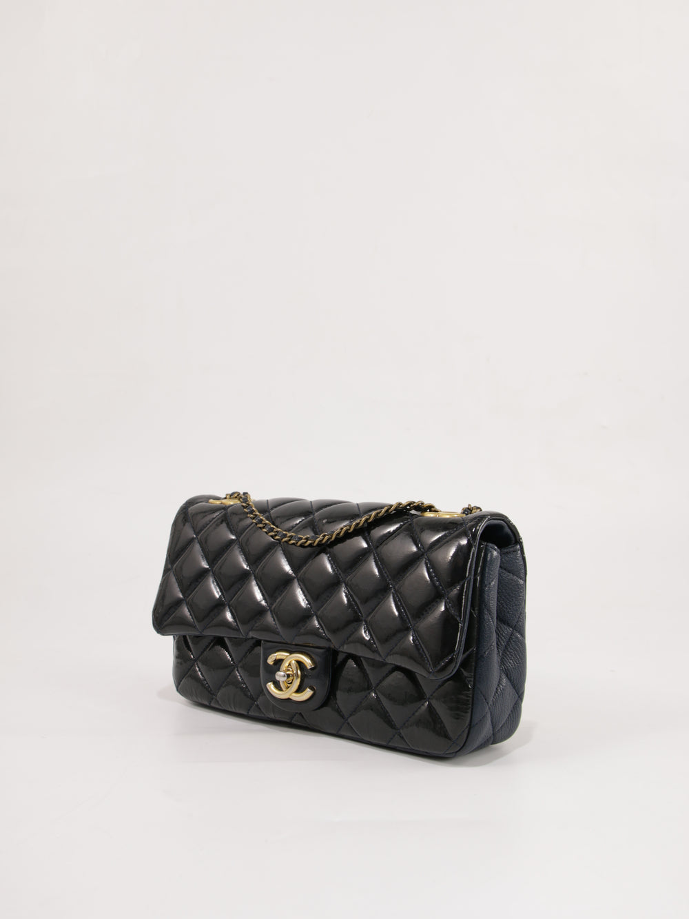 Medium Classic Flap