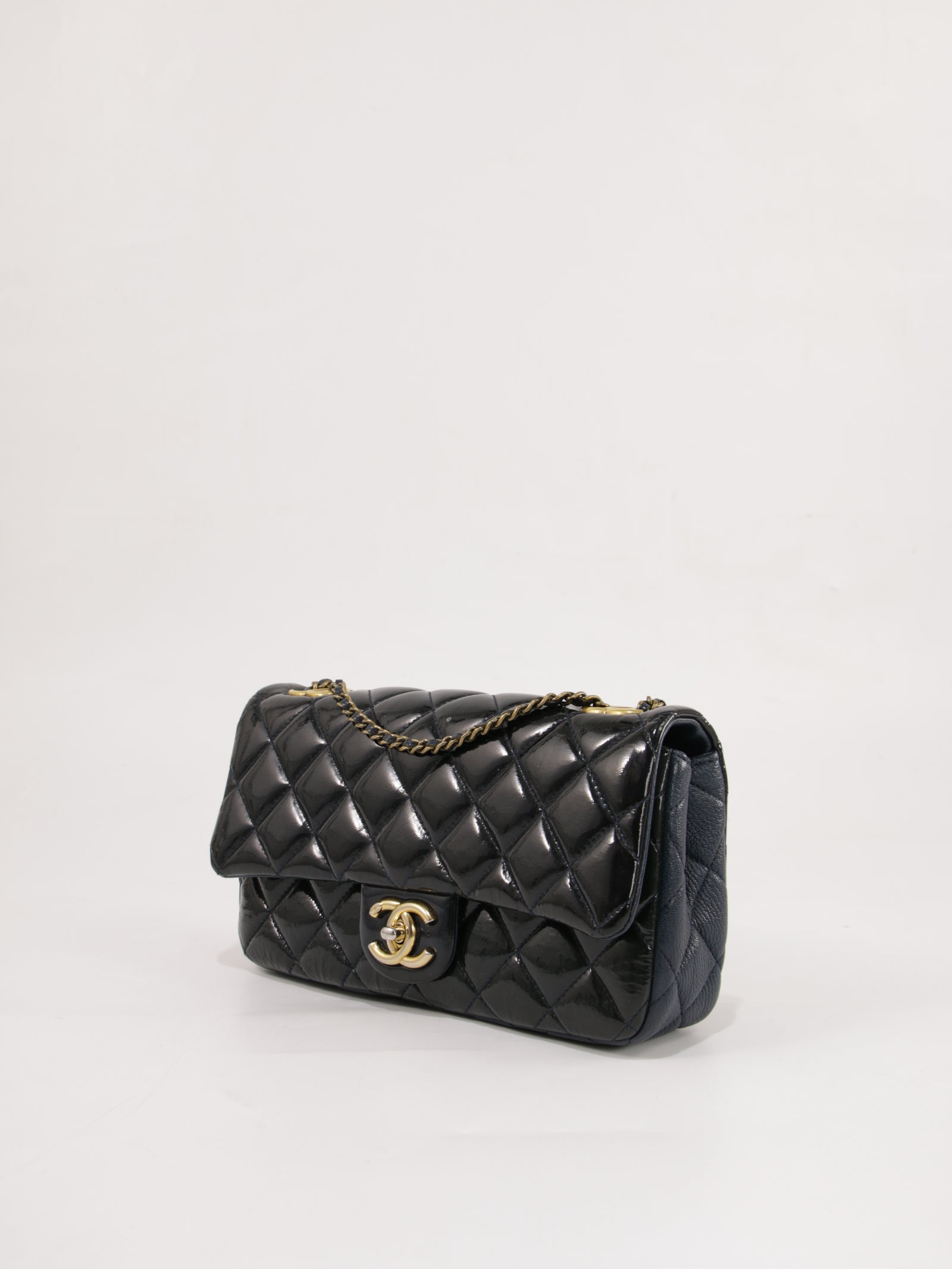 Medium Classic Flap