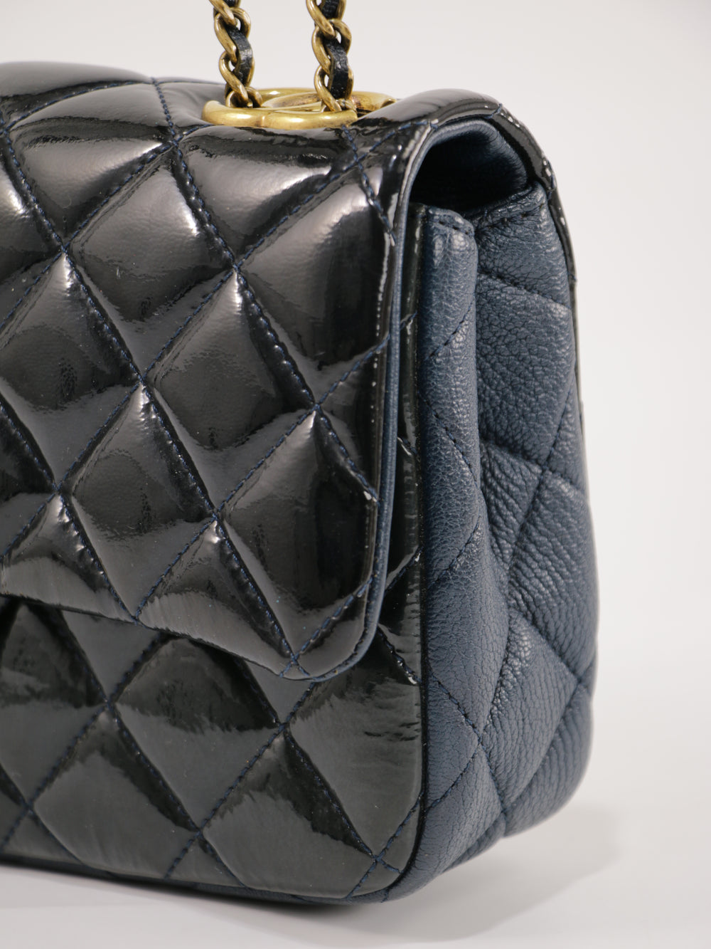 Medium Classic Flap
