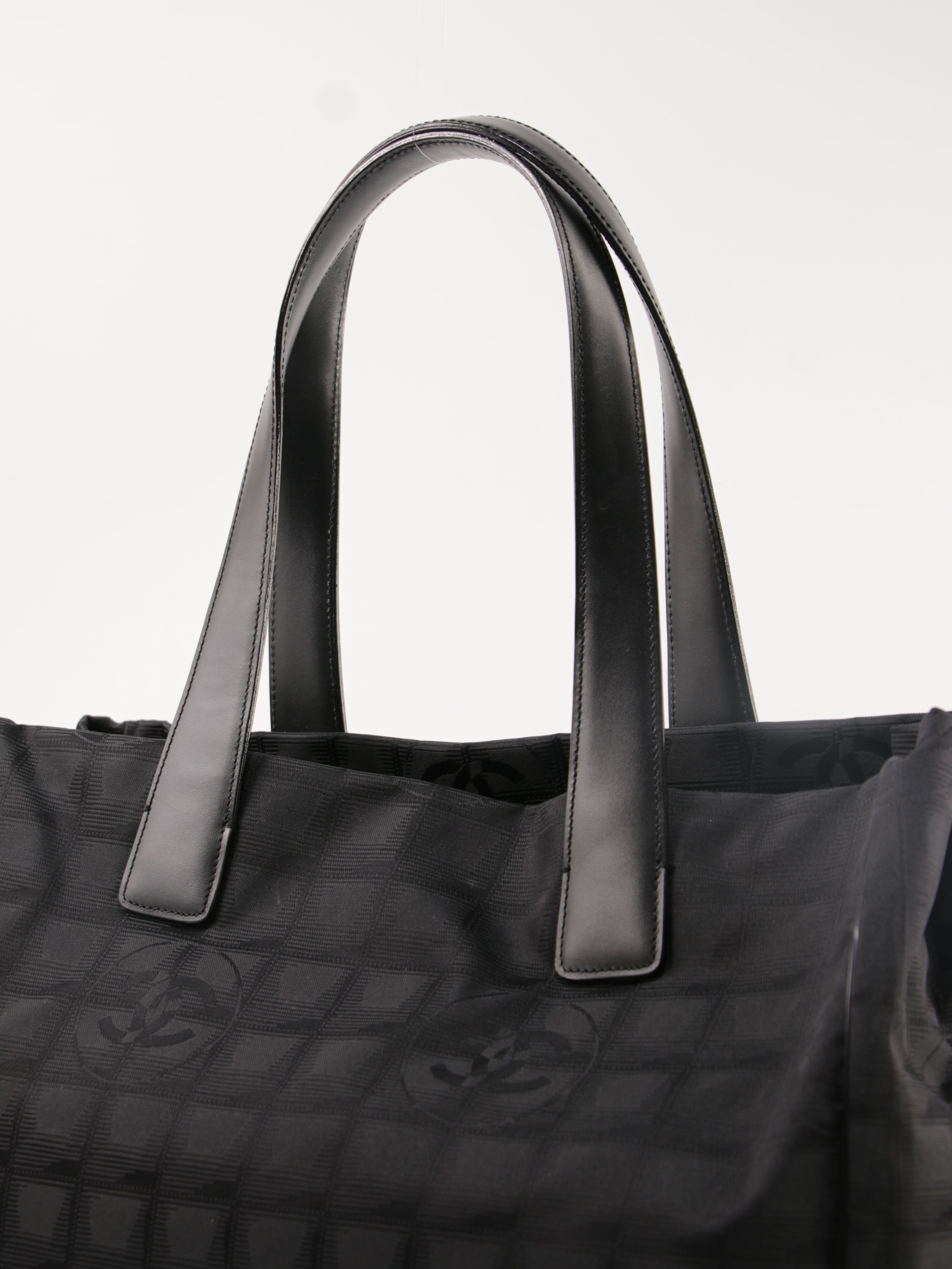 Medium New Travel Line Tote