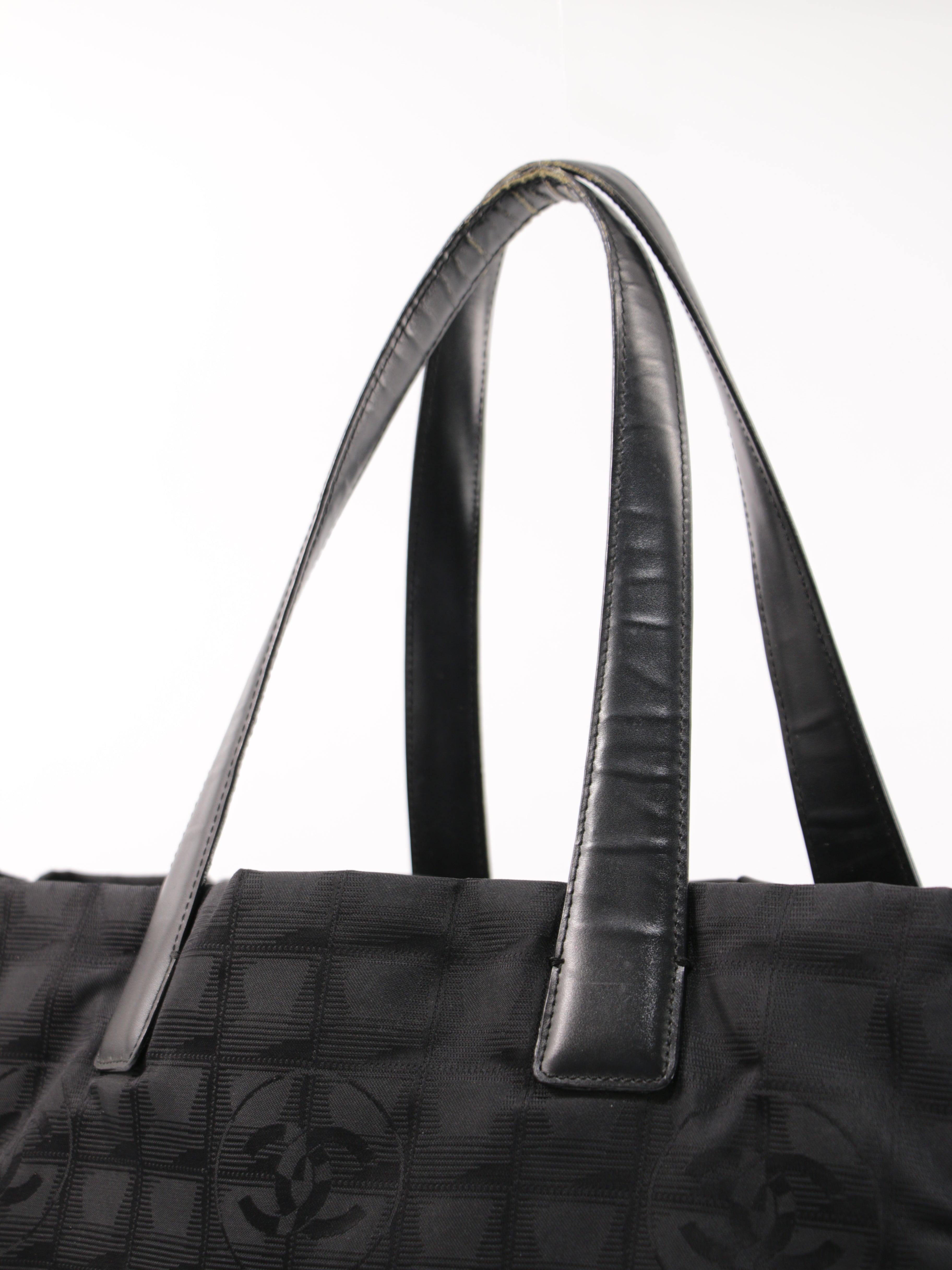 Medium New Travel Line Tote