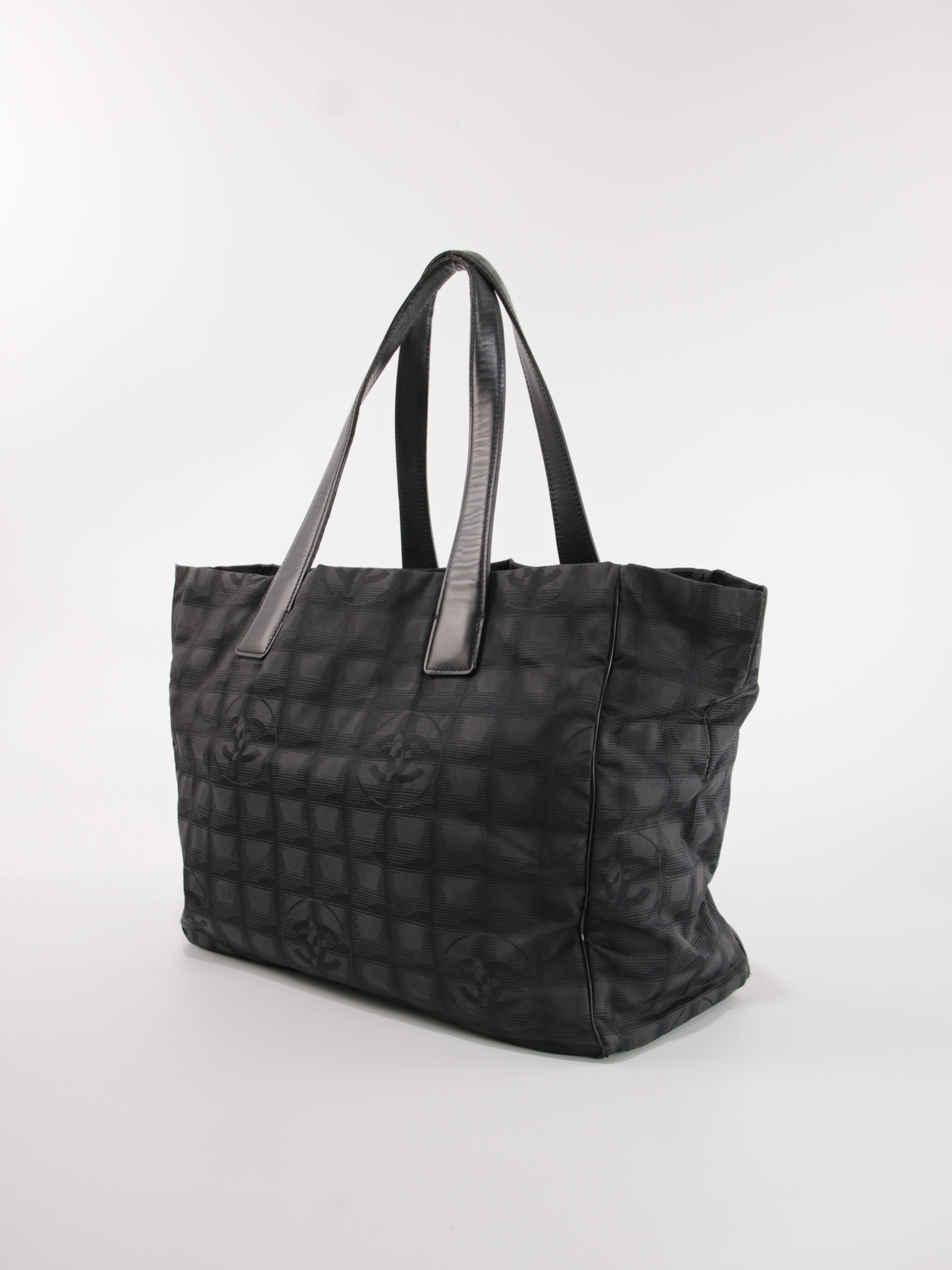 Medium New Travel Line Tote