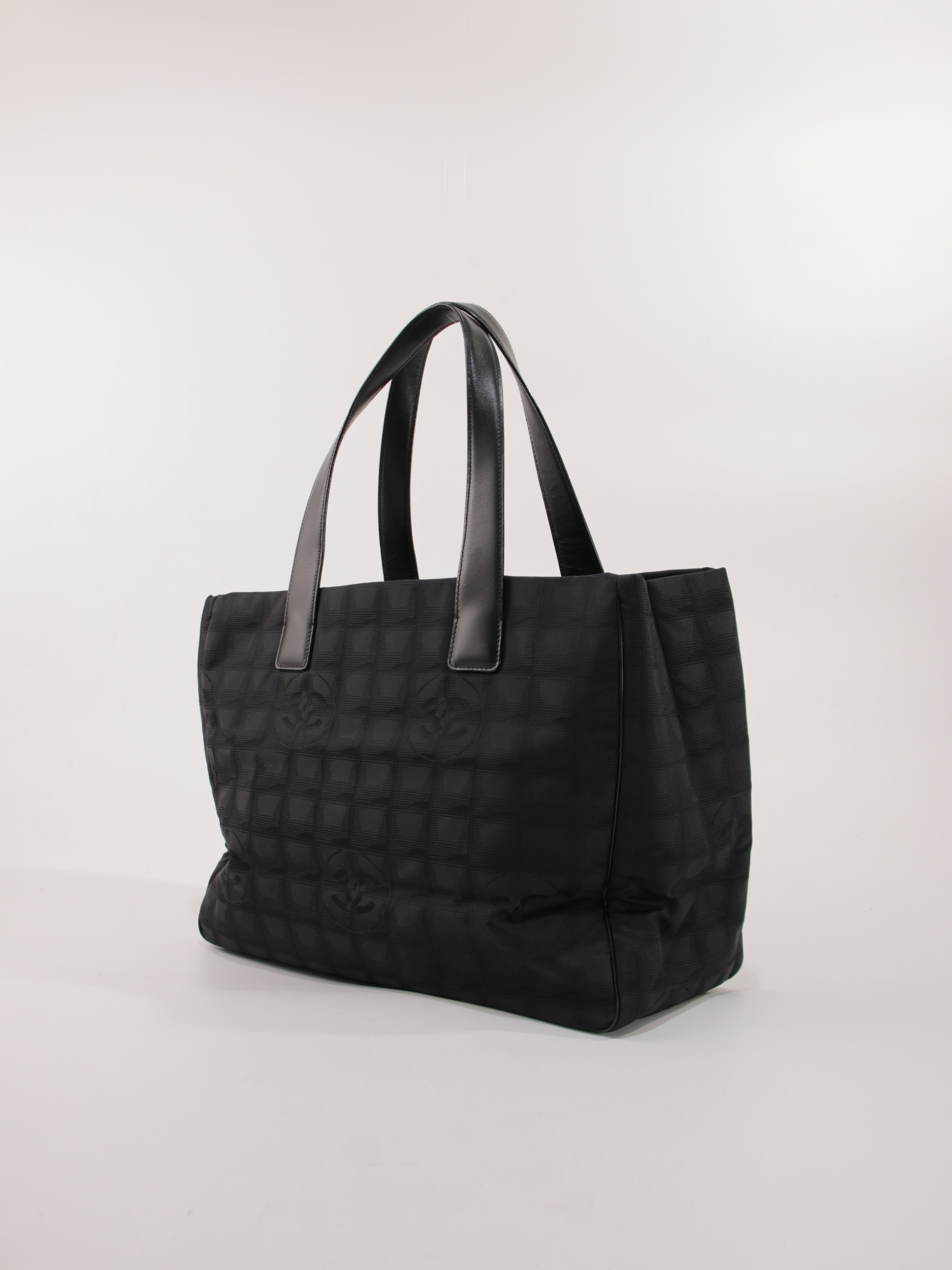 Medium New Travel Line Tote