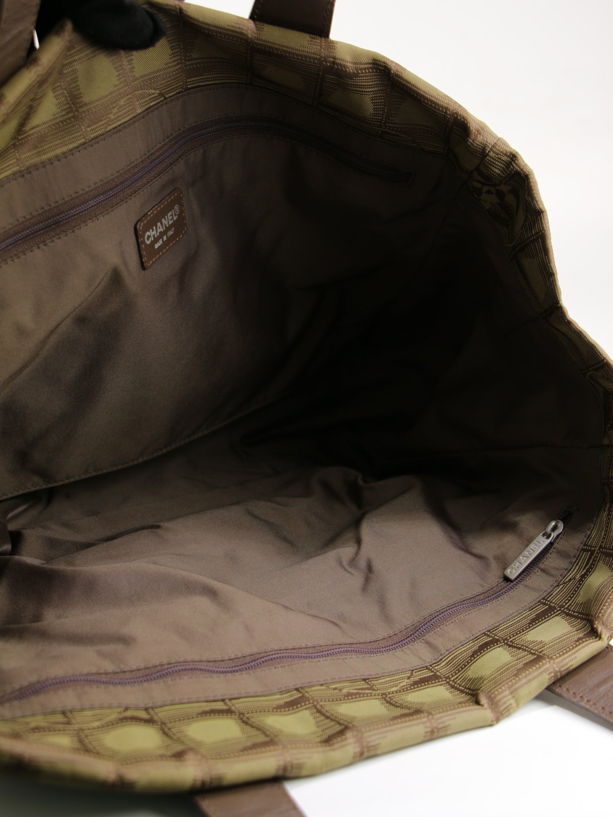 Medium New Travel Line Tote