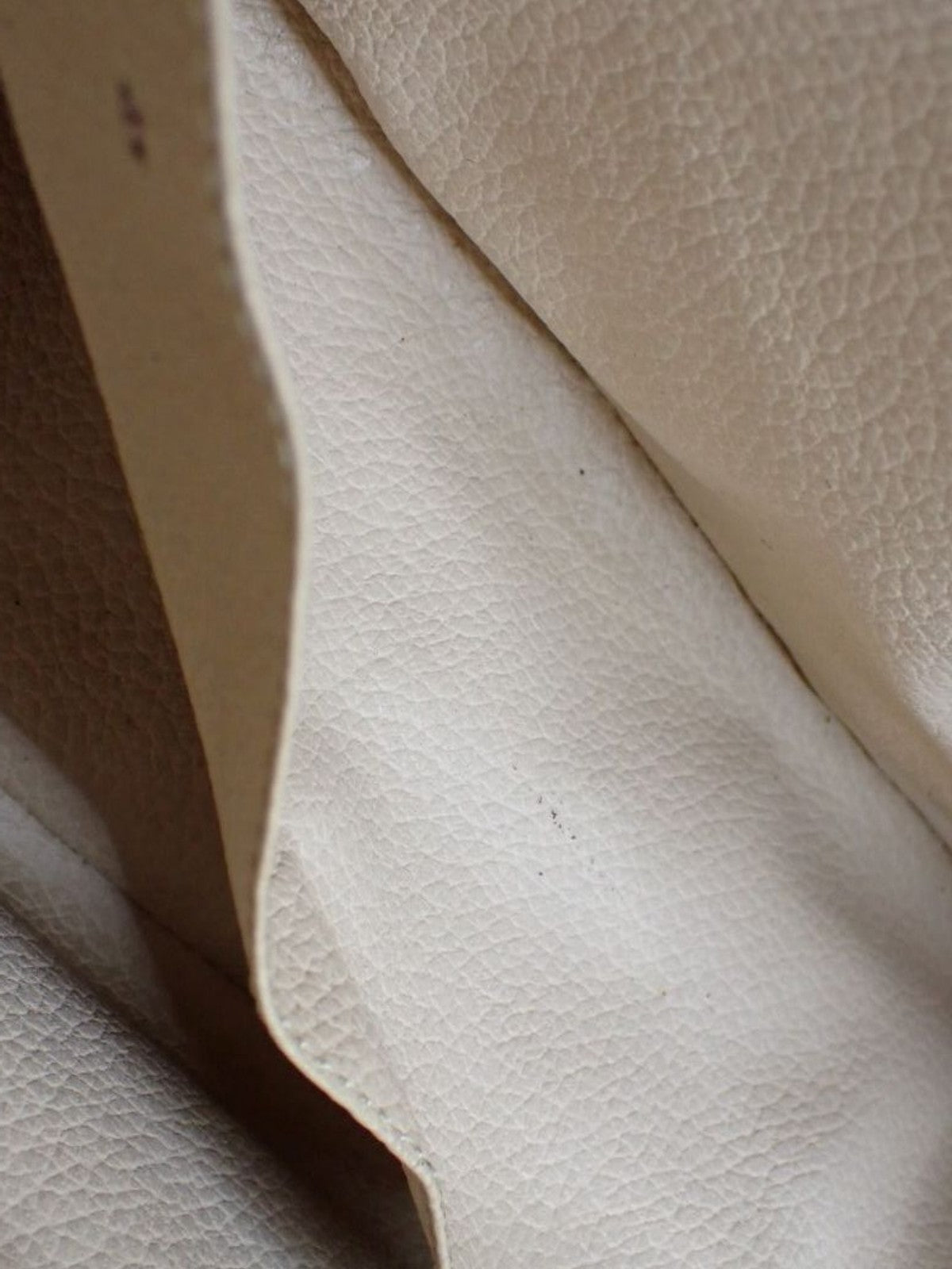 Cosmetic pouch